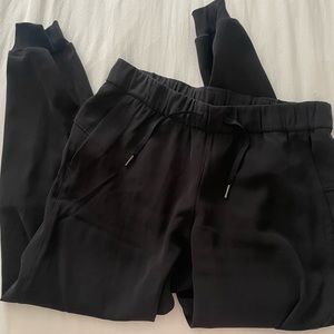 Lululemon On the fly jogger size 8, full length pant.